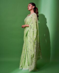 Anushka Sen Instagram - Livin la vida Saree 🧚 . Saree @asalabusandeep Styled by @stylingbyvictor @sohail__mughal___ Earrings @koharbykanika Assisted by @styleby_antara @ebthestypecoach Clicked by @kvinayak11 Makeup by @makeup.artist.anusha Hair by @hairbyprem Management @guunjanvm