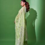 Anushka Sen Instagram - Livin la vida Saree 🧚 . Saree @asalabusandeep Styled by @stylingbyvictor @sohail__mughal___ Earrings @koharbykanika Assisted by @styleby_antara @ebthestypecoach Clicked by @kvinayak11 Makeup by @makeup.artist.anusha Hair by @hairbyprem Management @guunjanvm
