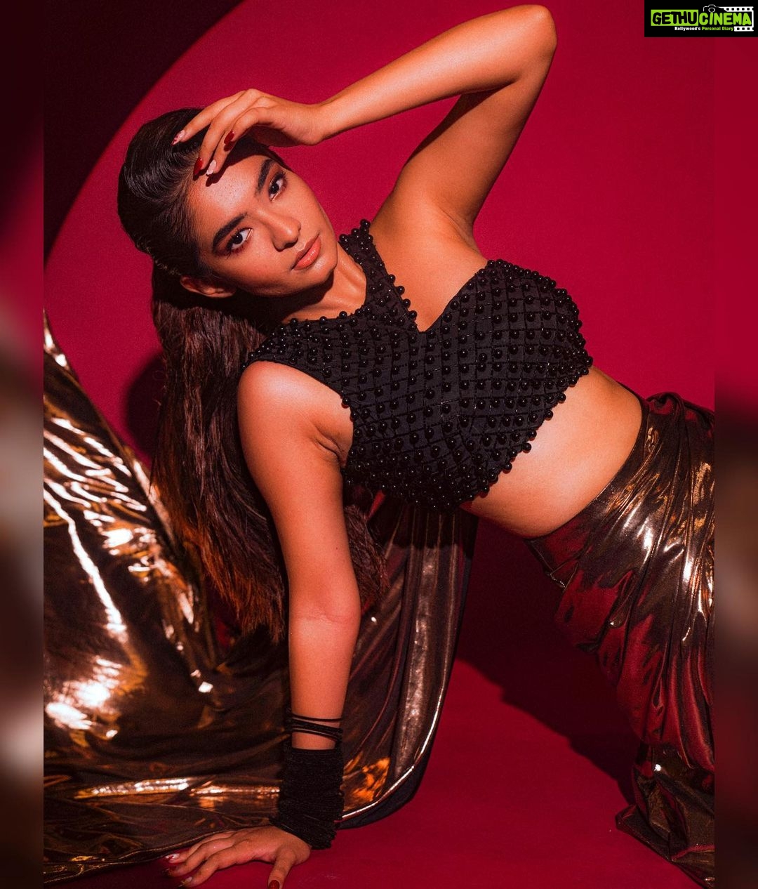 Anushka Sen Instagram - Golden Girl 🍯 . Wearing: @kalkifashion @deme_love_ Styled by: @stylingbyvictor @sohail__mughal___ Makeup by: @sachinmakeupartist1 Hair by: @shab_qureshi786 Clicked by: @smileplease_25 Management: @guunjanvm