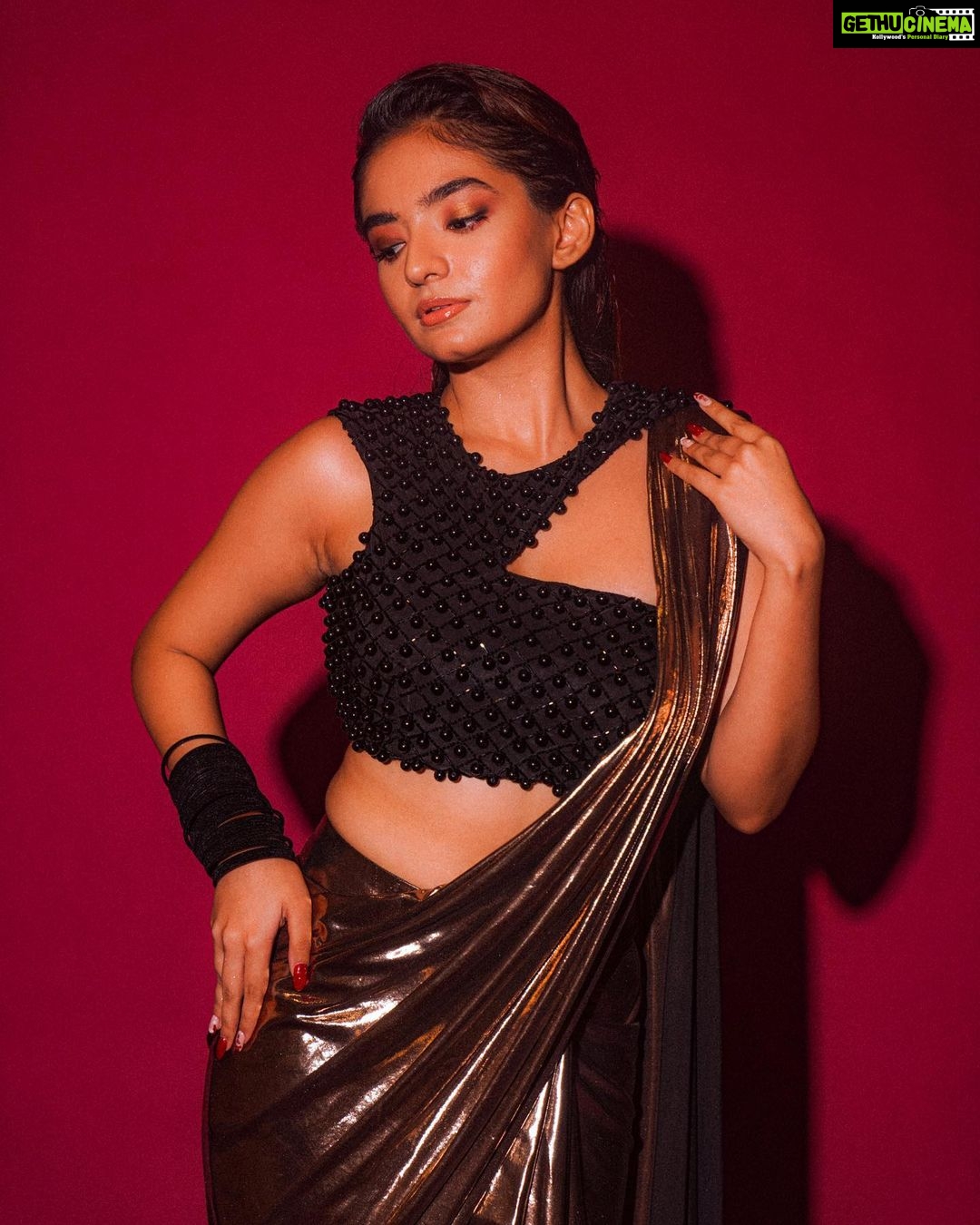 Anushka Sen Instagram - It’s Glow Season ⚡️ . Wearing: @kalkifashion @deme_love_ Styled by: @stylingbyvictor @sohail__mughal___ Makeup by: @sachinmakeupartist1 Hair by: @shab_qureshi786 Clicked by: @smileplease_25 Management: @guunjanvm