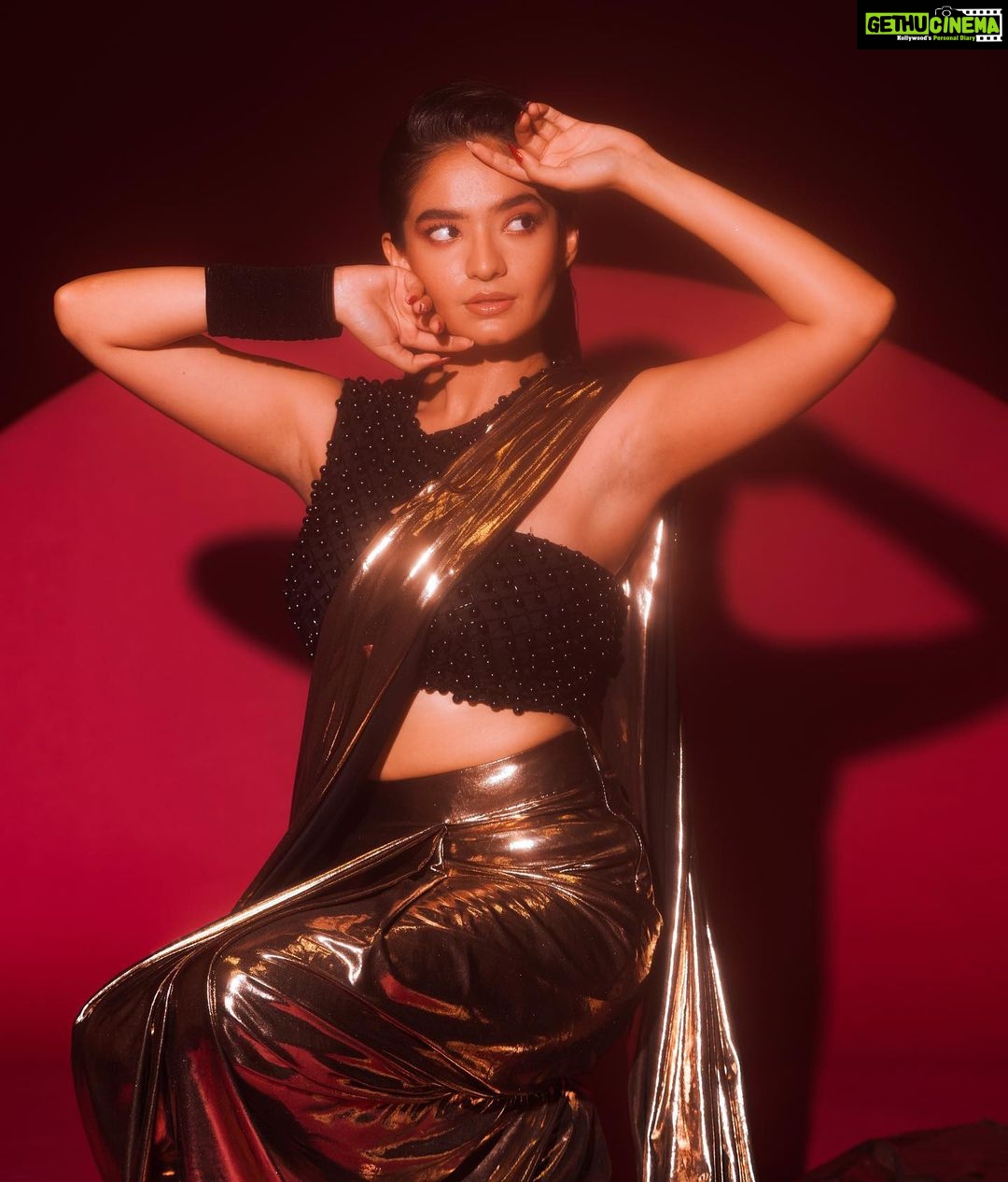 Anushka Sen Instagram - Golden Girl 🍯 . Wearing: @kalkifashion @deme_love_ Styled by: @stylingbyvictor @sohail__mughal___ Makeup by: @sachinmakeupartist1 Hair by: @shab_qureshi786 Clicked by: @smileplease_25 Management: @guunjanvm