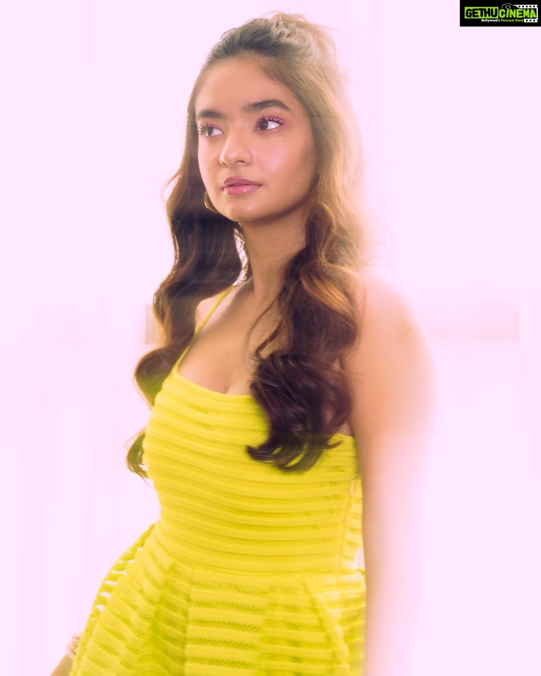Anushka Sen Instagram - Angel energy 🧚 . 📸: @smileplease_25 Makeup: @sachinmakeupartist1 Hair: @shab_qureshi786