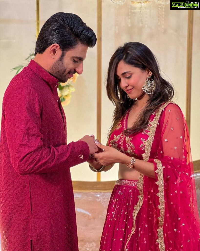 Aparna Vinod Instagram - 💕உனக்காக பொறந்தேனே எனதழகா பிரியாம இருப்பேனே பகல் இரவா💍 @rinil88 #engaged #engagement #love #lovestory #fiancé #wedding #marriage #kalyanam #engagementring #lehanga #blessed #mangalyam#grateful #forever #malayaliactress #southindianbride #tamilcinema #aparna #aparnavinod #malayali #keralagram #kerala #malayaliactress #actor #wedding #aparnaengagement #aparnavinodengagement #bride #bridallehenga #malayali #keralagallery
