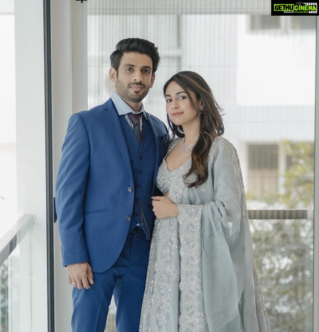 Aparna Vinod Instagram - You are exactly, precisely and perfectly what i waited for π€ @rinil88 Photography: @123weddingalbum Jewels: @sunnydiamondsofficial #love #married #wedding #reception #lover #husband #family #forever #aparna #aparnavinod #aparnavinodwedding #aparnavinodreception #newcouplealert #sunnydiamonds #sunnydiamondstrivandrum Golf Links