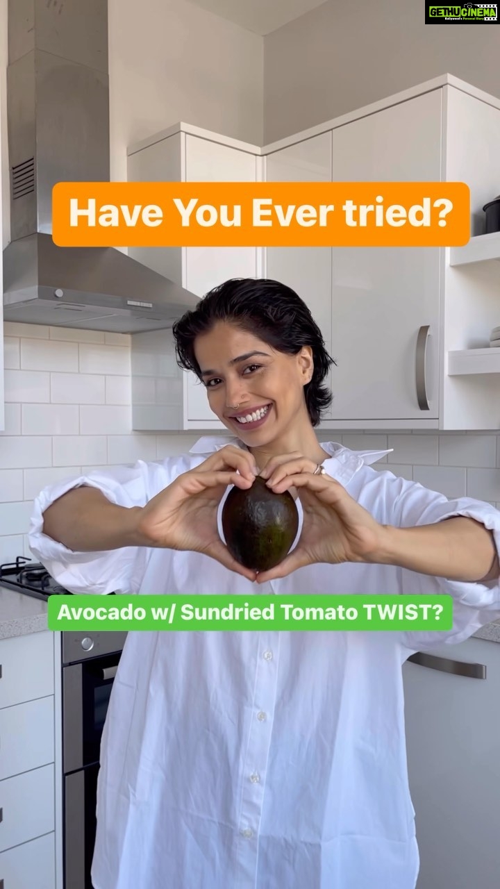 Aparnaa Bajpai Instagram - Easy Meal Ideas⭐️ 🥑🍅🌿 BREAKFAST TOAST🥪 I love experimenting with my food and this one is just tooooo yummyyyy to not be shared! PS: Yes it’s Guac and Traditional Guac isn’t made with sundried🍅 & parsley :p So try it Enjoy🧡 . . . . . #nationalavocadoday #avocado #breakfast #avocadotoast #sundriedtomatoes #parsley London, United Kingdom