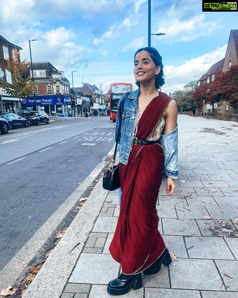 Aparnaa Bajpai Instagram - Travelling in a Saree has never been easier🥻 London, United Kingdom