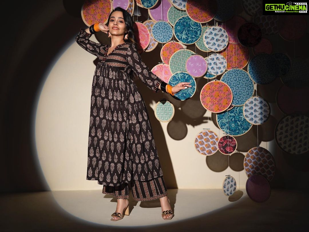 Apoorva Arora Instagram - Had an absolutely wonderful experience being shot by the most versatile photographer @dabbooratnani & wearing the most comfortable & sumptuous kurta set by @salwat.official which is definitely a perfect choice for a conscious clothing experience. #dabbooxsalwat #salwatindia #salwatofficial #dabbooratnani #salwatforbetter #apoorvaxsalwat #sustainableclothing #consciousclothing #kurtasets #ethnicwear #salwat #ad