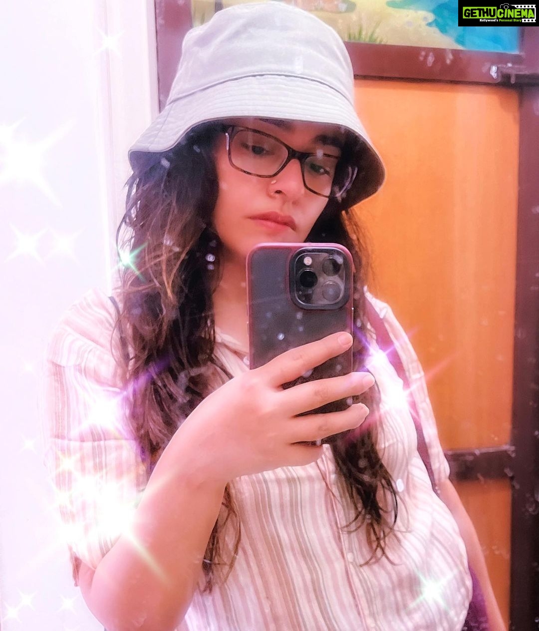 Apoorva Arora Instagram - Bucket hat x Dirty mirror x No make up x Wet hair
