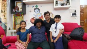 Aravind Akash Instagram - It is a pleasure to meet you #yogibabusir❤️❣️😍 @aravindaakash @iamnidhishvb . . . #abiyumnaanum #shootingspot #suddenvisit #happymoment