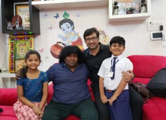 Aravind Akash Instagram - It is a pleasure to meet you #yogibabusir❤️❣️😍 @aravindaakash @iamnidhishvb . . . #abiyumnaanum #shootingspot #suddenvisit #happymoment