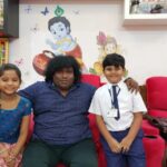 Aravind Akash Instagram - It is a pleasure to meet you #yogibabusir❤️❣️😍 @aravindaakash @iamnidhishvb . . . #abiyumnaanum #shootingspot #suddenvisit #happymoment