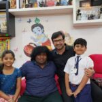 Aravind Akash Instagram - It is a pleasure to meet you #yogibabusir❤️❣️😍 @aravindaakash @iamnidhishvb . . . #abiyumnaanum #shootingspot #suddenvisit #happymoment
