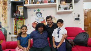 Aravind Akash Instagram - It is a pleasure to meet you #yogibabusir❤️❣️😍
@aravindaakash 
@iamnidhishvb 
.
.
.
#abiyumnaanum #shootingspot #suddenvisit #happymoment