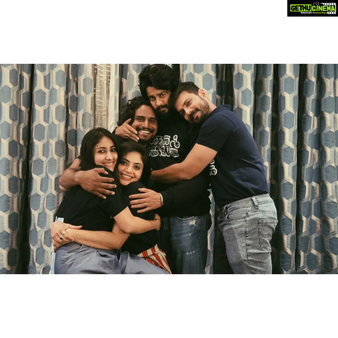 Archana Jois Instagram - If sandalwood ever recreated the F.R.I.E.N.D.S series, it'd look like this. 💕 . Never a dull moment with this bunch!! Truly, Nazar na lage. 👹 PS : Few are missing in the frame, but forever framed in our hearts 😄 @hondisibareyirimovie @sundaycinemas @bhavanaa_raao_actor @naveen.shankar.98 @shriofficial_ @ramenahalli_jagannatha @praveentejofficial Capture credits - @yogi_0708 #hondisibareyiri #team #friends Mysore, Karnataka