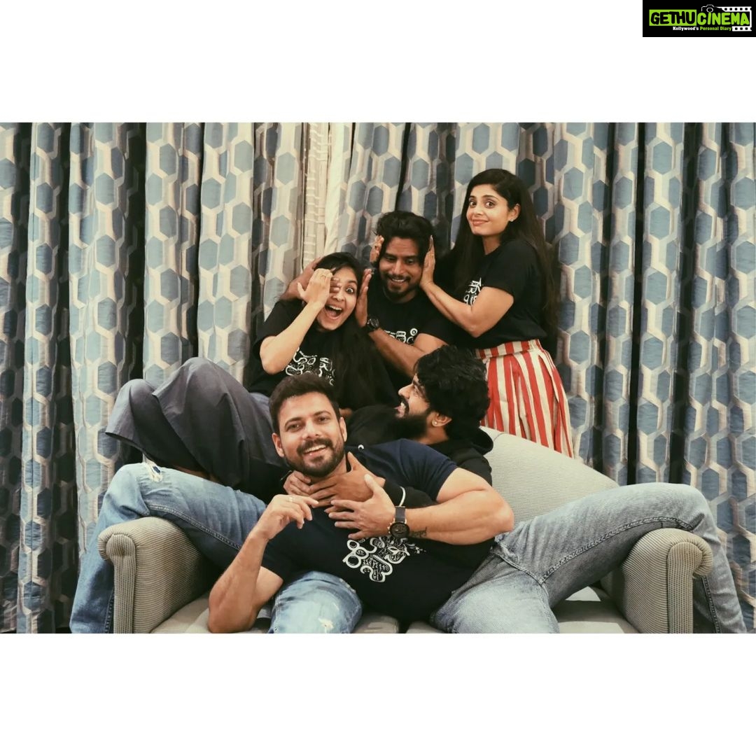 Archana Jois Instagram - If sandalwood ever recreated the F.R.I.E.N.D.S series, it'd look like this. 💕 . Never a dull moment with this bunch!! Truly, Nazar na lage. 👹 PS : Few are missing in the frame, but forever framed in our hearts 😄 @hondisibareyirimovie @sundaycinemas @bhavanaa_raao_actor @naveen.shankar.98 @shriofficial_ @ramenahalli_jagannatha @praveentejofficial Capture credits - @yogi_0708 #hondisibareyiri #team #friends Mysore, Karnataka