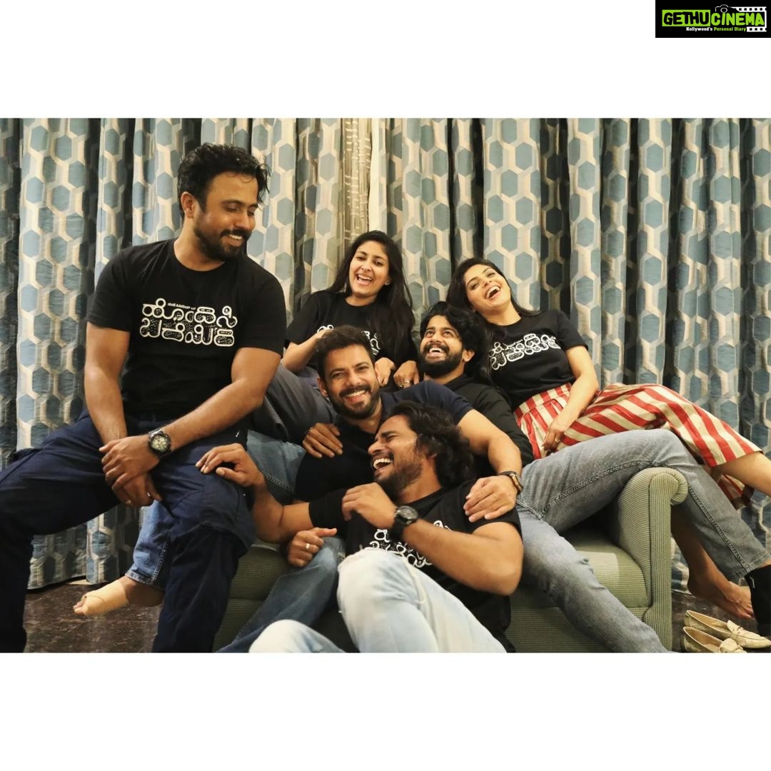 Archana Jois Instagram - If sandalwood ever recreated the F.R.I.E.N.D.S series, it'd look like this. 💕 . Never a dull moment with this bunch!! Truly, Nazar na lage. 👹 PS : Few are missing in the frame, but forever framed in our hearts 😄 @hondisibareyirimovie @sundaycinemas @bhavanaa_raao_actor @naveen.shankar.98 @shriofficial_ @ramenahalli_jagannatha @praveentejofficial Capture credits - @yogi_0708 #hondisibareyiri #team #friends Mysore, Karnataka