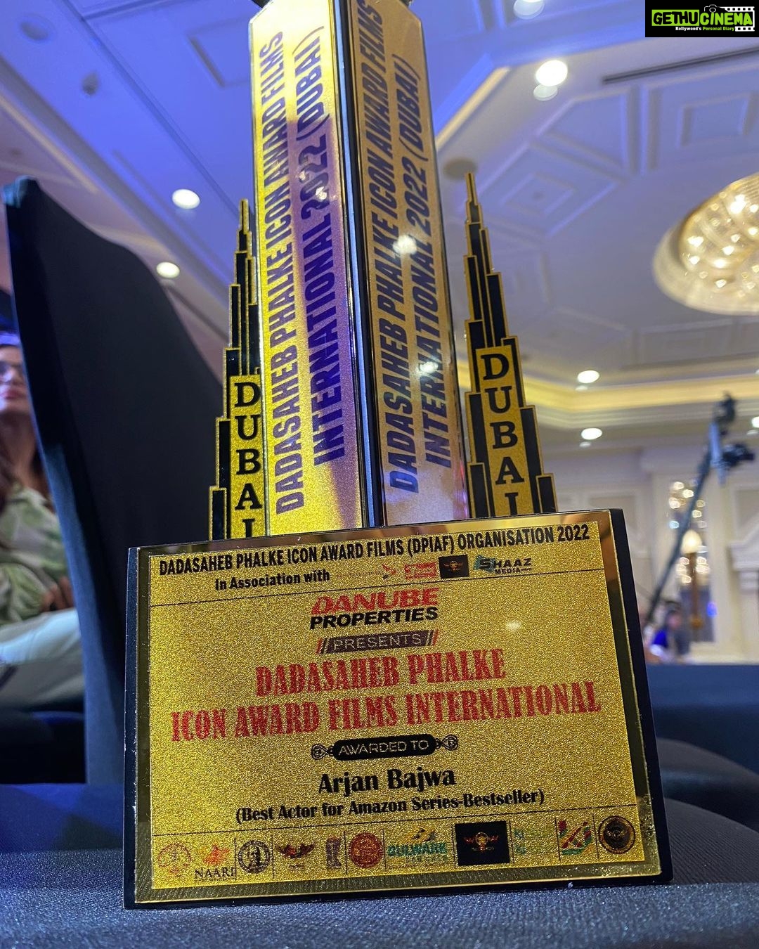 Arjan Bajwa Instagram - Hard work reaps results and recognition.. Big thanks to @primevideoin @mithunchakrabortyofficial sir @siddharthpmalhotra @mukulabhyankar , @gauaharkhan @shrutzhaasan @kavishsinha , @alchemyfilmsprivatelimited and the entire team of our series #Bestselleronprime….#dadasahibphalkeawards @rizwan.sajan & #prakashjaju ji for the honours @danubeproperties …. .🙏🏻🙏🏻🙏🏻 . . . . . .#bollywood #arjanbajwa #actorslife #awards @danubeproperties #lovedubai #habtoorgrand