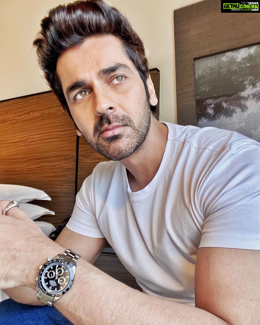Arjan Bajwa Instagram - You’re just another part of me ! The fun of being an actor for me is not just to face the camera but transformation of your look ,body,language ,May be voice etc…these were the two very distinct looks for my series #bestselleronprime . . . . . . . . . . . . #instagram #instagood #instadaily #instapic #bollywood #actorslife #actinglife #transformation #wednesdaymotivation #mensfashion #menswear #menshairstyle #beard #beardstyle #arjanbajwa Uttrakhand