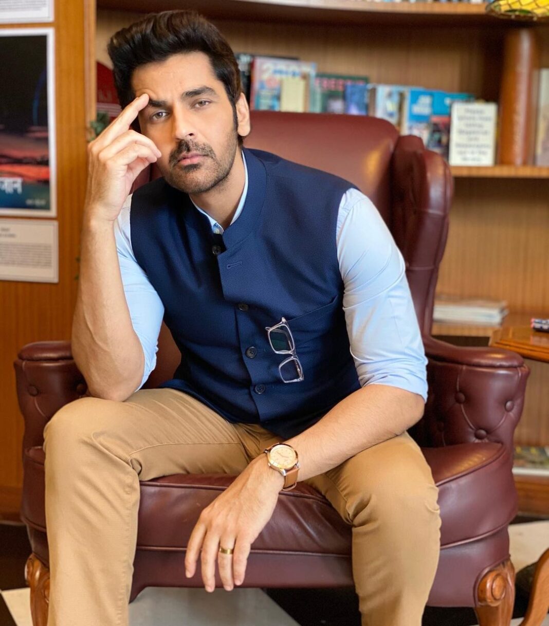 Arjan Bajwa Instagram - Thursday is what Friday says,Hang on you’re almost there !!! . . . . . . . . #thursday #thursdaymotivation #throwbackthursday #tbt #ootd #instagram #instagood #instadaily #instareels #reels #trendingreels #trending #bollywood #bollywoodactor #actorslife #mensfashion #menswear #menshair #arjanbajwa