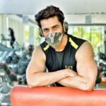 Arjan Bajwa Instagram - NOT WITHOUT MY MASK.... !! . . . . . . . . . . . . . . . . #instagram #instalike #instagood #instadaily #bollywood #tuesday #tuesdayvibes #tuesdaymotivation #fitness #fitnessmotivation #fitnessjourney #fitnessjourney #mensfashion #mens #menswear #menstyle #workout #workoutmotivation #actor #actorslife #gymmotivation #gymlife #bollywoodstyle #bollywoodmovies #bollywoodactors #safetyfirst #bollywoodactor