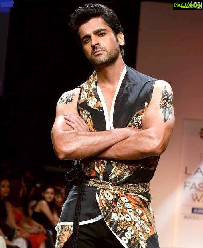Arjan Bajwa Instagram - Run if can, walk if you have to, crawl if you must ..just NEVER GIVE UP !!. .. . . . . . . . . . . . #instadaily #instagood #instagram #instamood . . . . #actorslife #black #bollywood #photography #haircut #menstyle #menshair #mensfashion #ramp #runway #runwaymodel #attitude #style #designer #lifweek #priakataariapuri @priakataariapuri ‘s fantastic design collection called #persianpunk #persian #designerclothes #tattoo #tattooideas #rampwalk @willslifestyle @lakmefashionwk #kabirsingh