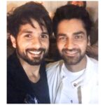 Arjan Bajwa Instagram - Maine Kabir ko ghar bulaya, woh nahi aaya. Par Bhai ko party karne toh aana hi tha. 😉 Happy Birthday @shahidkapoor! Brother on screen and a super cool friend off the reel, it's always wonderful to be around you. Much love. 🤗 #KabirSingh #Brothers