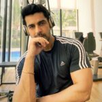 Arjan Bajwa Instagram – When ur forearms make u look like #popeyethesailorman 😂…
.
.
.
.
#bollywood #actor #actorslife #showtime #fit #fitnessmotivation #fitnessmotivation #mondaymotivation #mensfashion #mensfashion #mensstyle #menshair #menswear #menshealth #positivevibes #adidas #adidasoriginals #boatheadphones #gym #gymmotivation #gymtime #nopainnogain #muscle #workout #workoutmotivation #kabirsingh #arjanbajwa #mumbai #filmphotography #film #popeyethesailorman #bigforearms Mumbai, Maharashtra