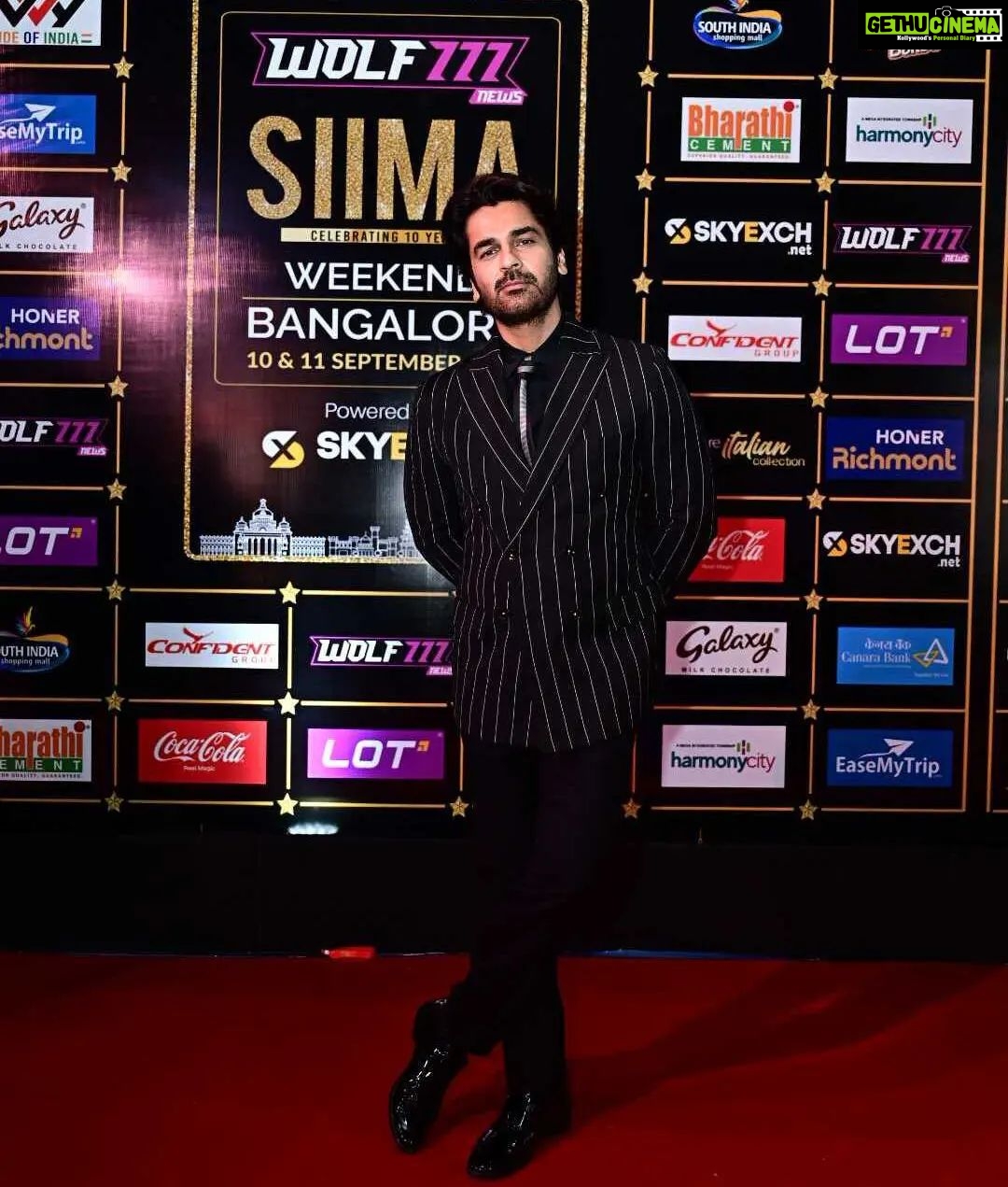Arjan Bajwa Instagram - @iarjanbajwa Sporting the Raw Look on the Red Carpet with a Striking Poseđź–¤ Sponsors: @wolf777newsofficial @confidentgroupofficial @sky_exch_ @honer_homes @lotmobilesofficial @southindiashopping @bharathicementofficial @parleproducts @easemytrip @canarabankinsta @cocacola_india #SIIMANominations #SIIMA2022 #10YearsofSIIMA #Wolf777 #ConfidentGroup #SkyExchnet #Honerhomes #LotMobiles #SouthIndiaShoppingMall #BharathiCement #Parlefulltossbaked #Easemytrip #Canarabank