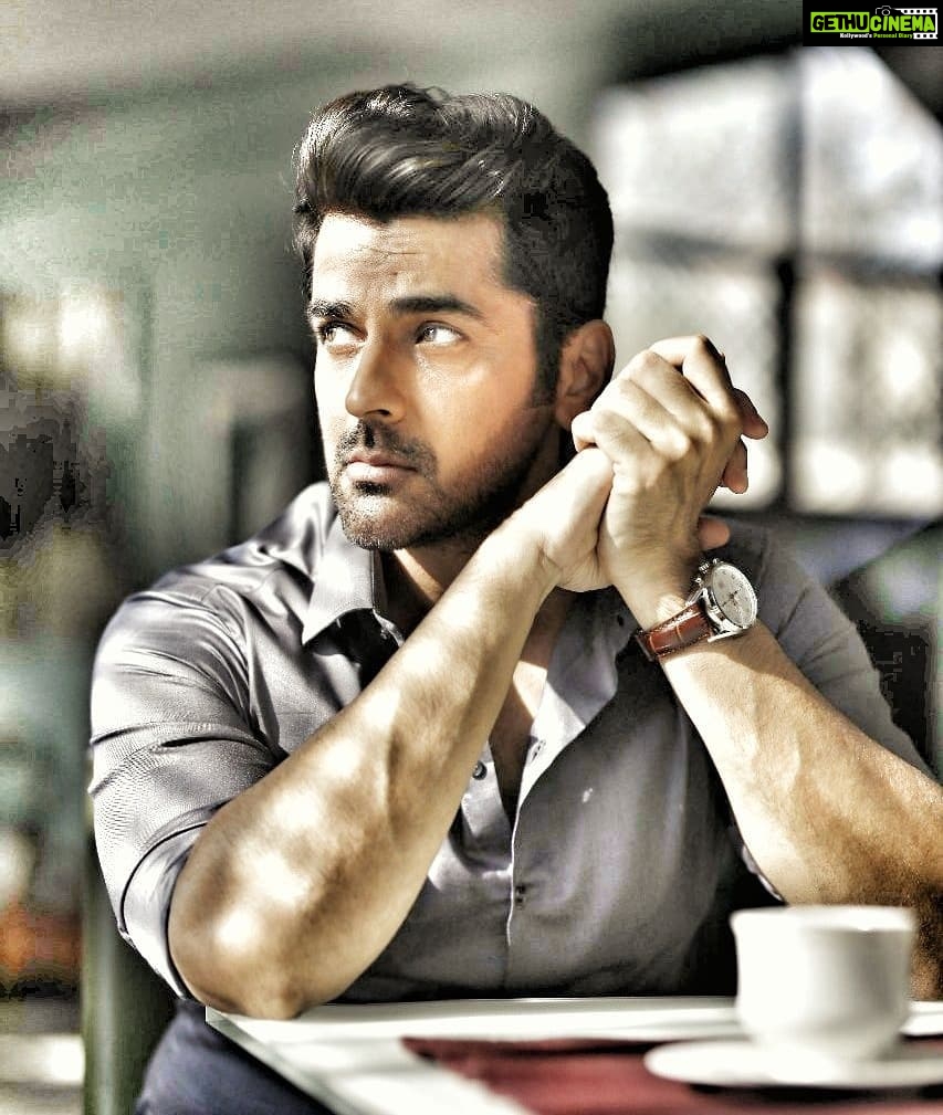 Arjan Bajwa Instagram - If you can’t find the light..Be the light! . #kabirsingh . . . . make your dreams come true!! #filmindustry #celebrity #ambition #mood #motivation #bollywood #bollywoodstylefile #bollywoodmovies #bollywoodactors #celebrity #menshair #mensstyle #mensfashion #thoughtoftheday #thoughts #sunlight #photography #potrait #fitnessmotivation #fitness #cinematography #actorslife #indian #mumbai #instantbollywood @bling_entertainment #arjanbajwa