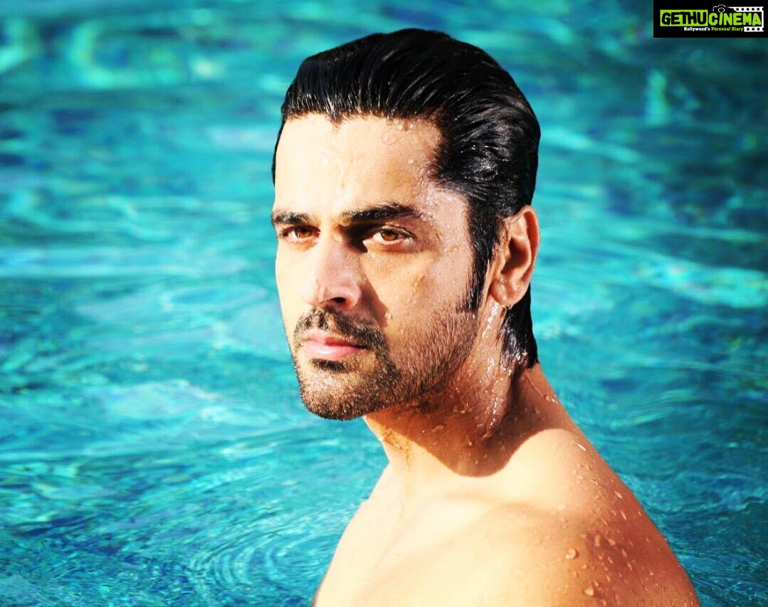 Arjan Bajwa Instagram - Aaj blue hai paani paani,aur din bhi sunny sunny π #bollywood #actor #actorslife #showtime #intense #mood #fridaymood #motivation #thoughts #eyes #eyespy #sunlight #photography #potrait #mensfashion #menshair #hazeleyes #rolexdaytona #rolexdaytona #watch #watches #menswatches #film #emotions #bollywood #bollywoodactor #fashion #cinema #celebrity #indianactors #mumbai #filmindustry