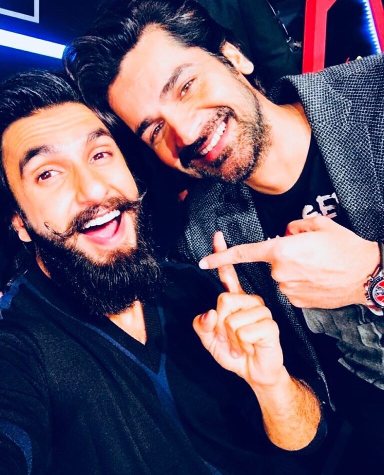 Arjan Bajwa Instagram - #Throwback to the fun times with @ranveersingh #ThrowbackThursday at #delhi #gq #gqawards #bollywood #actors #celebrity #partnerincrime #coactor #ranveersingh #event #GQ #spotted #lifestyle #ootd #blazer #blacktee #casual #athleisure #model #luxurywatch #mensfashion #fashionmen #menshair #beard #stubble #style #moustache #handlebarmustache