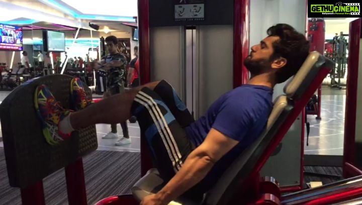 Arjan Bajwa Instagram - No pain no gain! I am all the way up💪🏻 #saturdaymotivation #motivated #noexcuses #nevergiveup #stayfit #trainhard #health #getfit #fitfam #fitnessjourney #gymlife #actorslife #bollywoodforever #bollywoodactor #bollywoodstyle #instabollywood
