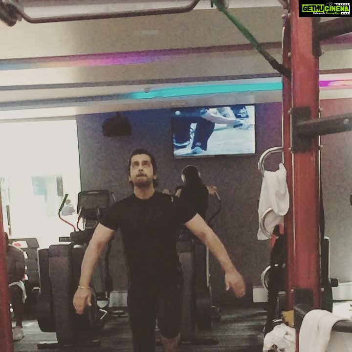 Arjan Bajwa Instagram - Time goes by so so slowly ๐ถ๐ต. #pumping up #gym life #workout #motivation #tuesday session#strongcore #gymnastics #challengeyourself #coreworkout #fitness #actorslife #bollywood #showtime #instantbollywood #nopainnogain