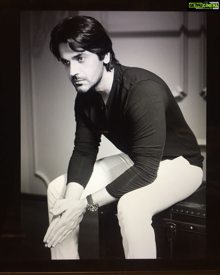 Arjan Bajwa Instagram - Lost in the moment! 📷 . . . . #shootdiaries #photoshoot #actorslife🎬 #bollywood #showtime #fridaymood #fridayfeeling #lovemylife #arjanbajwa