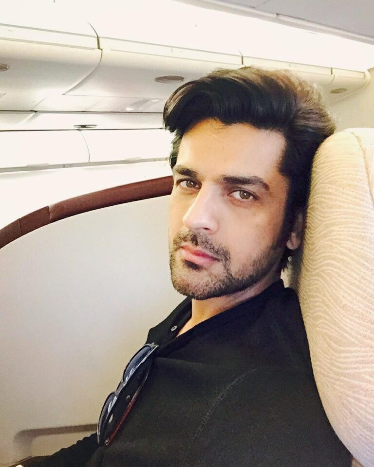 Arjan Bajwa Instagram - Need some sleep but excited like a kid when in a plane...can't wait to #pilot these amazing #machines #travel #lovetotravel #showtime #actorslife #aviationlovers #airplane #addiction