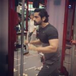 Arjan Bajwa Instagram – #nevergiveup #pumpingiron #motivation #gymtime #triceps #superset