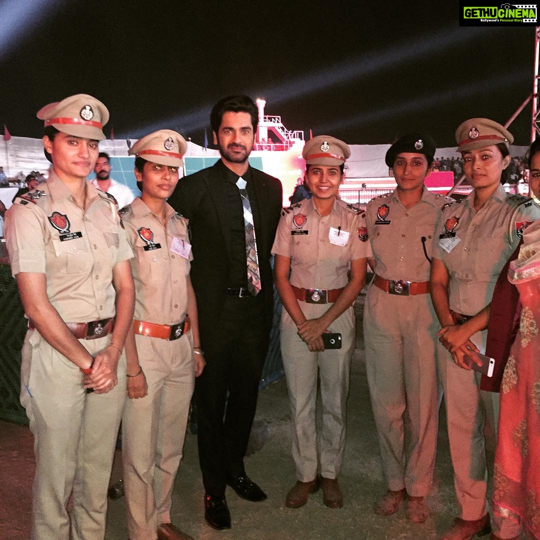 Arjan Bajwa Instagram - Smile on their face n stars on the shoulders! Feeling proud and honoured to be amongst these superwomen!! #girlpower #police #showtime #braveheart #womeninbusiness #cops #punjabpolice #ladypolice#womenempowerment