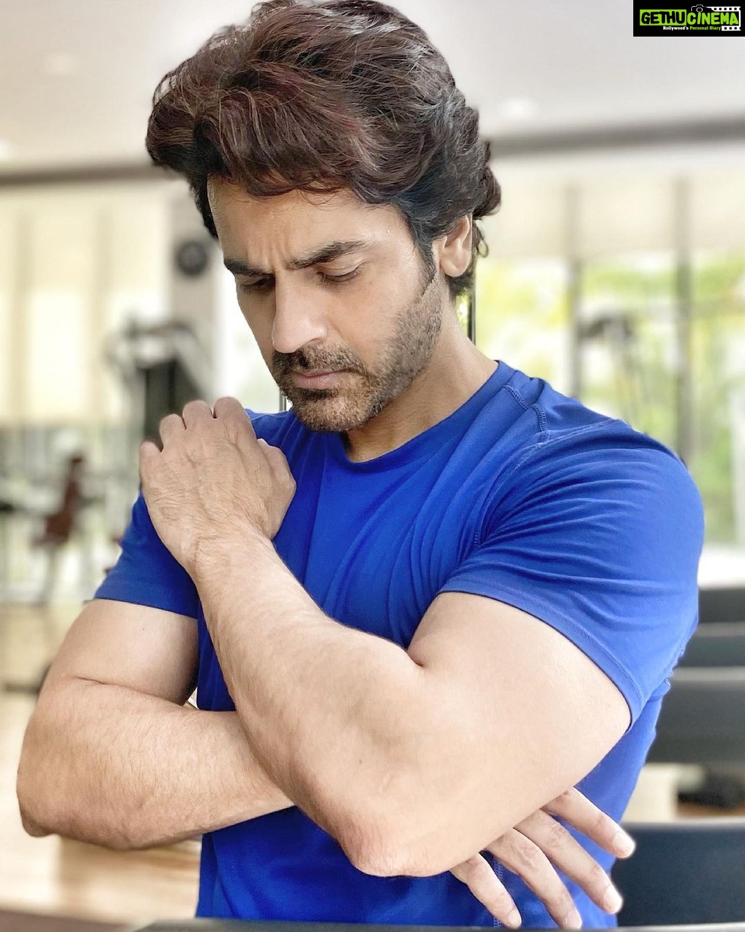 Arjan Bajwa Instagram - Monday Blues???? Yes sir only in the T-shirt color ,nothing else ! . .. . . . . . . . . . . . . . . . #arjanbajwa #bollywood #bollywoodactor #actorslife #potrait #mensfashion #menswear #menshair #instagood #instadaily #instagram #instalike #instaquotes #monday #mondaymotivation #mondayblues #fitnessmotivation #fitnesslife