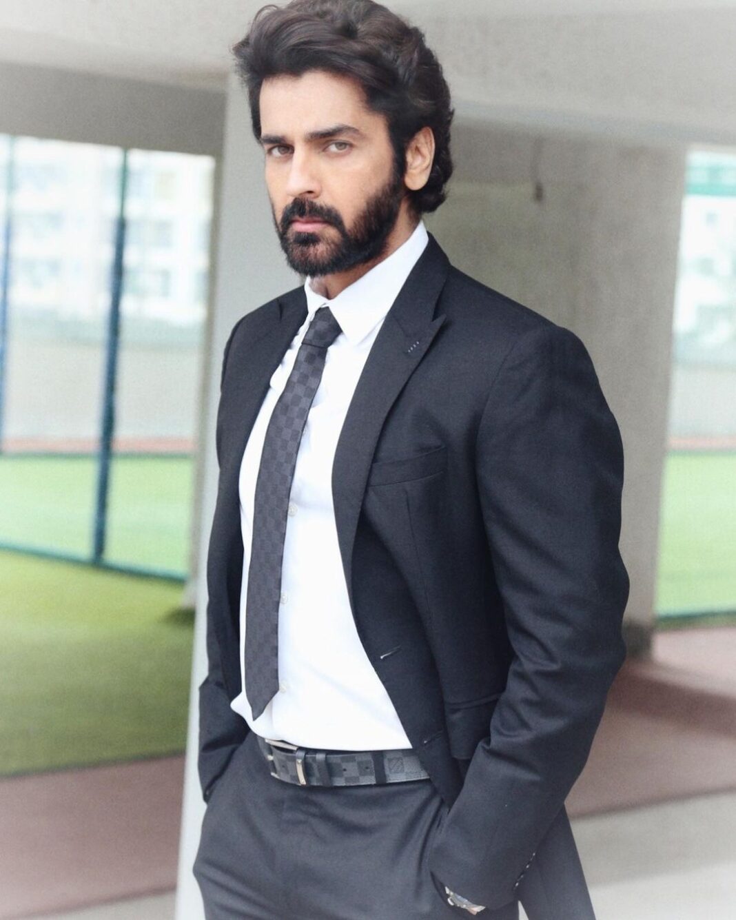 Arjan Bajwa Instagram - Run when you can, walk if you have to, crawl if you must; but never stop ! . . . . . . #sunday #sundayvibes #sundayfunday #motivationalquotes #bollywood #bollywoodactor #actorslife #actor #mensfashion #menswear #menshair #tuxedo #blacksuit #instagood #instadaily #instamood #instalike #lv @louisvuitton