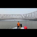 Arjan Bajwa Instagram - The beauty of this city 😁🙌 … can’t wait to get back there again…. Any guesses where this is ?. . .. . . . . . . . . . #kolkata #kolkatadiaries #travelphotography #travelgram #howrahbridge @kkriders #boatlife #riverfront #westbengal #westbengaltourism