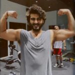 Arjun Kapoor Instagram - Life has its ups and downs, I call them squats. 🏋️ Back Squats: 4x15 Romanian Deadlifts: 4x15 Bulgarian Split Squats: 4x15 (both legs) Sumo Squats: 4x15 Leg Curls: 4x15 #LegDay with @drewnealpt 🔥 #WorkInProgress #Fitness #Motivation #Gym #Friyay