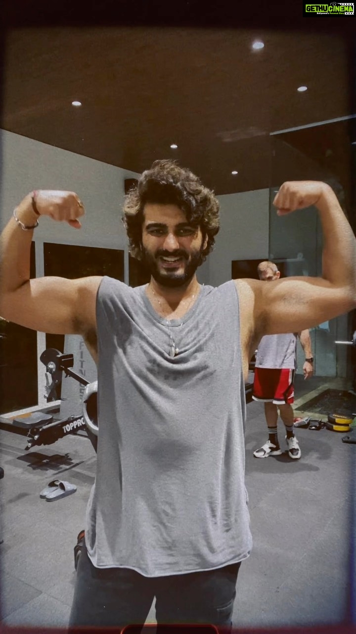 Arjun Kapoor Instagram - Life has its ups and downs, I call them squats. ποΈ Back Squats: 4x15 Romanian Deadlifts: 4x15 Bulgarian Split Squats: 4x15 (both legs) Sumo Squats: 4x15 Leg Curls: 4x15 #LegDay with @drewnealpt π₯ #WorkInProgress #Fitness #Motivation #Gym #Friyay