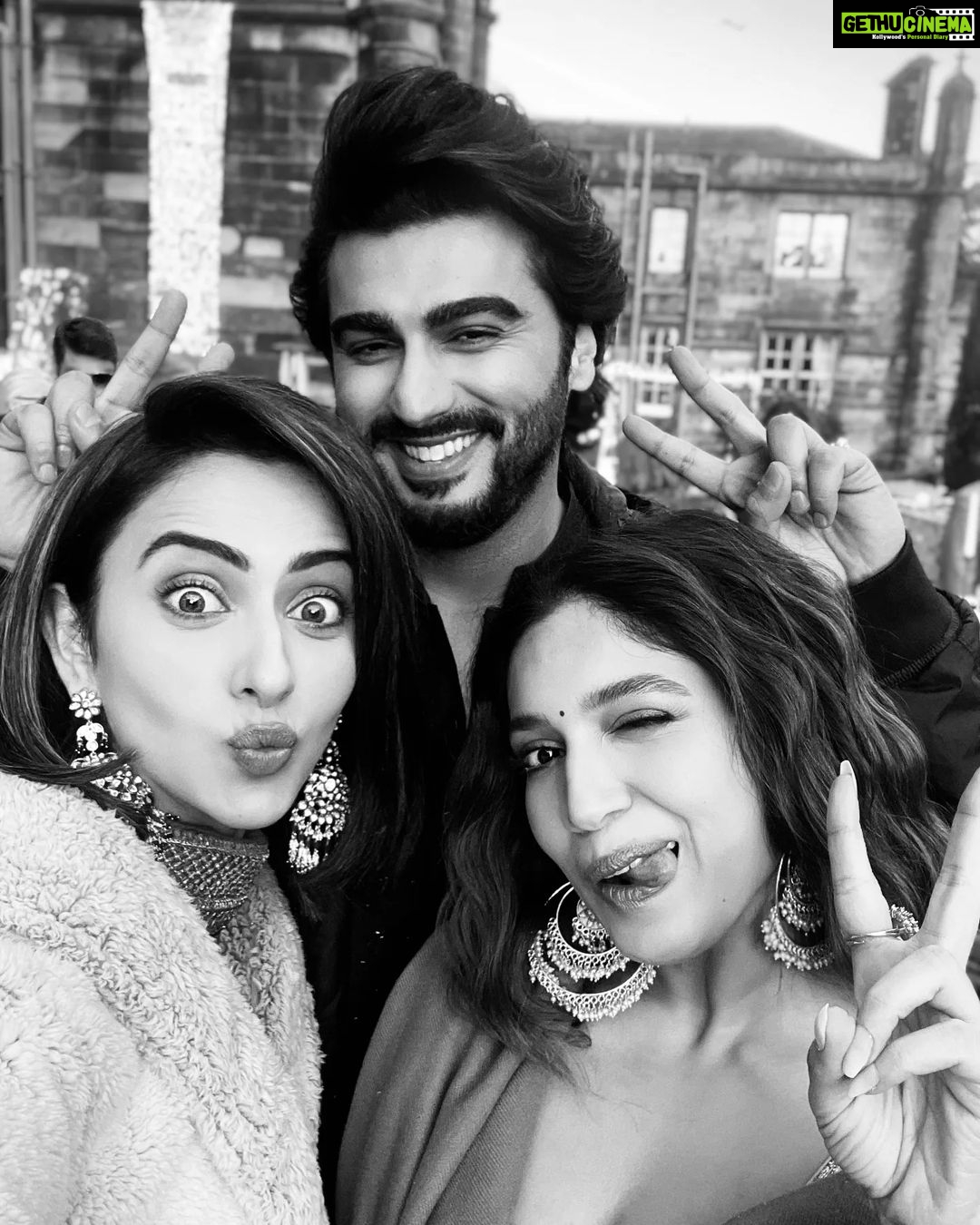 Arjun Kapoor Instagram - Picture aadhi se zyaada done hai Director Saab too much fun hai Humari jodiyan tan tana tan tan hai Title jald hi batane waale humare producer no 1 hai #TitleKyaHaiYaar 🤔 @rakulpreet @bhumipednekar #MudassarAziz @jackkybhagnani @deepshikhadeshmukh @vashubhagnani @pooja_ent