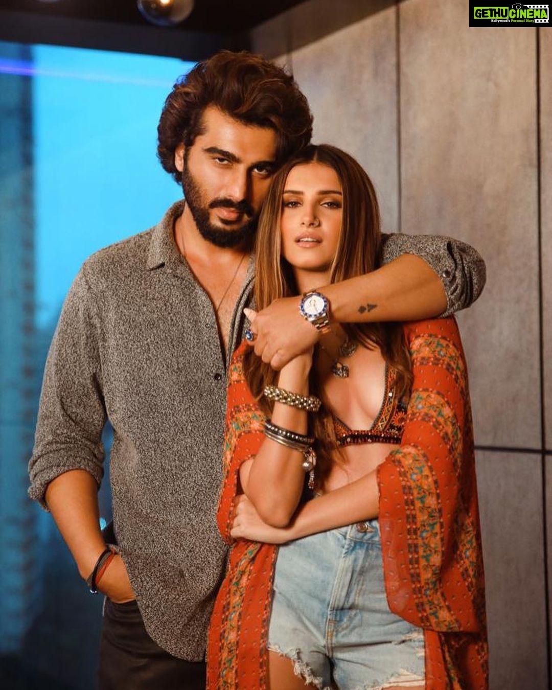 Arjun Kapoor Instagram - Swipe right to see how I get @tarasutaria to make me look good on camera... Basically make her laugh & bribe her with good food off camera !!!