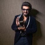 Arjun Kapoor Instagram - This one’s really special!🥇 Proud to receive the ‘Breakthrough Performer of the Year’ award from @filmfareme for my acting in #SandeepAurPinkyFaraar!! Thank you Dibakar Banerjee for your belief in me as an actor and mentoring me to deliver a performance that is my career best so far! Thank you @parineetichopra for being an awesome co-star as always and the entire team of #SandeepAurPinkyFaraar. I dedicate this award to you mom for always believing that I should always dream with my eyes open! Love you and miss you..