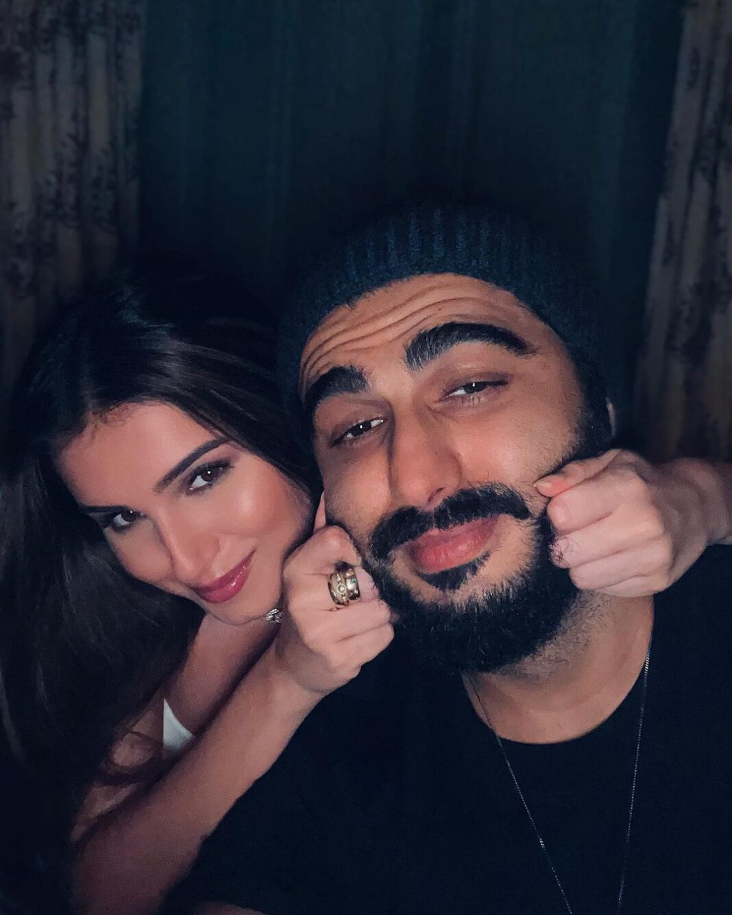 Arjun Kapoor Instagram - Can someone explain why this Villain is obsessed with pulling my cheeks ??? @tarasutaria #ekvillainreturns #throwback #cheekygal
