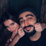 Arjun Kapoor Instagram - Can someone explain why this Villain is obsessed with pulling my cheeks ??? @tarasutaria #ekvillainreturns #throwback #cheekygal