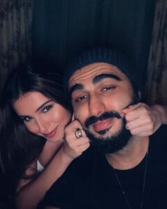 Arjun Kapoor Instagram - Can someone explain why this Villain is obsessed with pulling my cheeks ??? @tarasutaria #ekvillainreturns #throwback #cheekygal