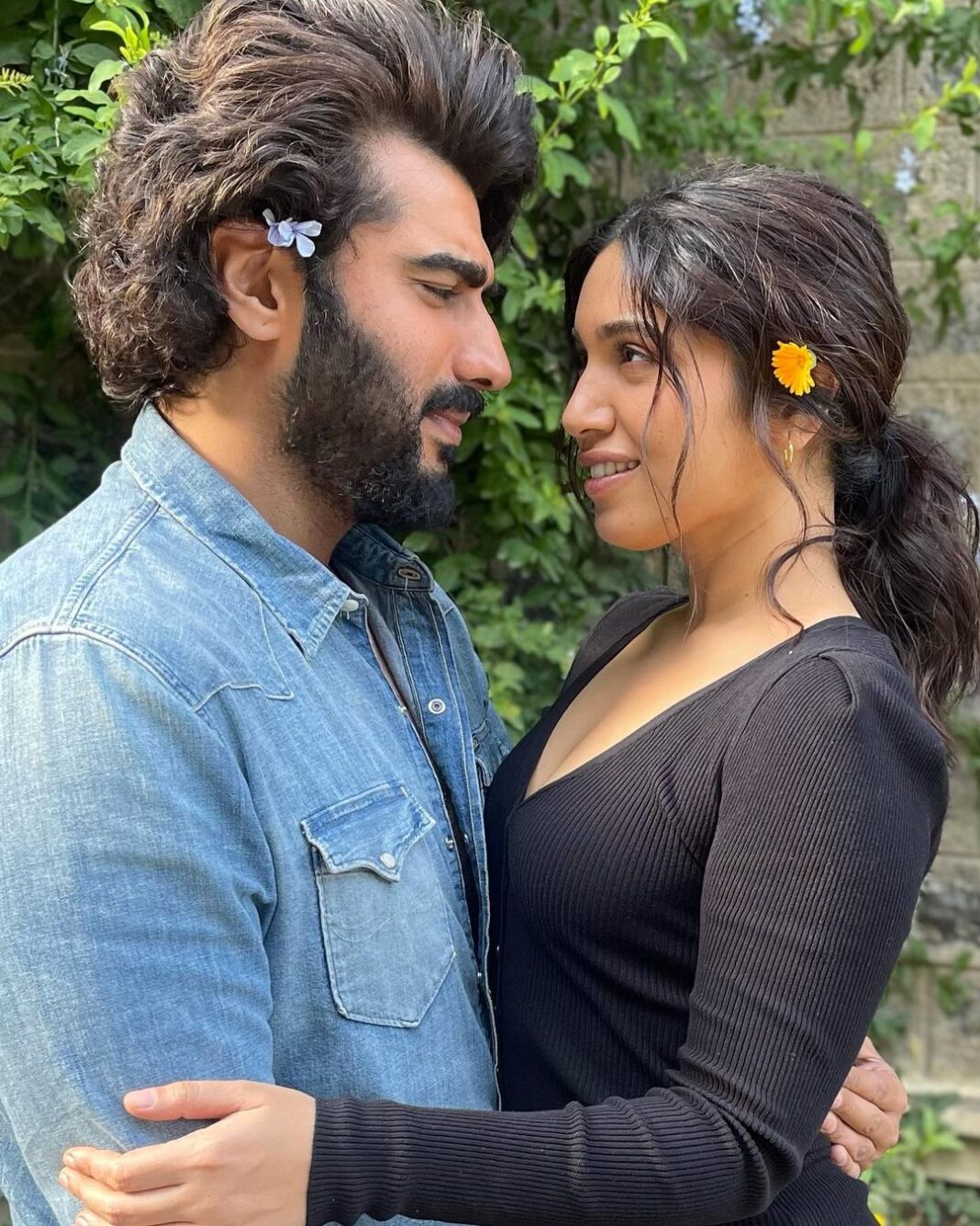 Arjun Kapoor Instagram - After 45 days of shoot, a failed attempt at getting some killer ones by The Lady And The Lady Killer - Swipe on for some 🦹🏻‍♂️🦸🏻‍♀️ . . . #TheLadyKiller #TheLadyAndTheLadyKiller #AkBp