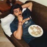 Arjun Kapoor Instagram - Your #Monday is full of weekend fomo, and I am busy enjoying my momo. 🥟 We're not the same bro. 😎